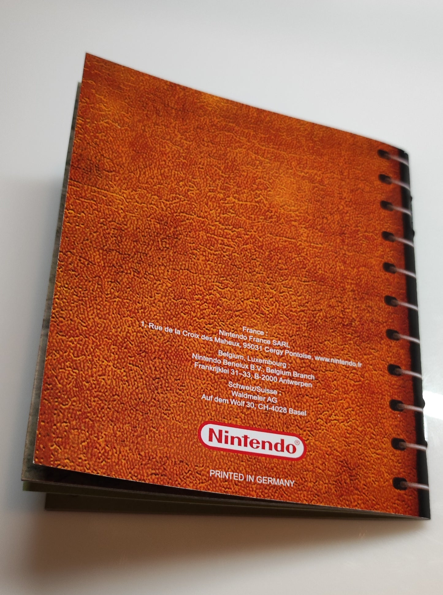 Notice de jeu Pokémon Jaune pour Game Boy en français, reproduite par RGUNIVERSE STORE, montrant la couverture du manuel.