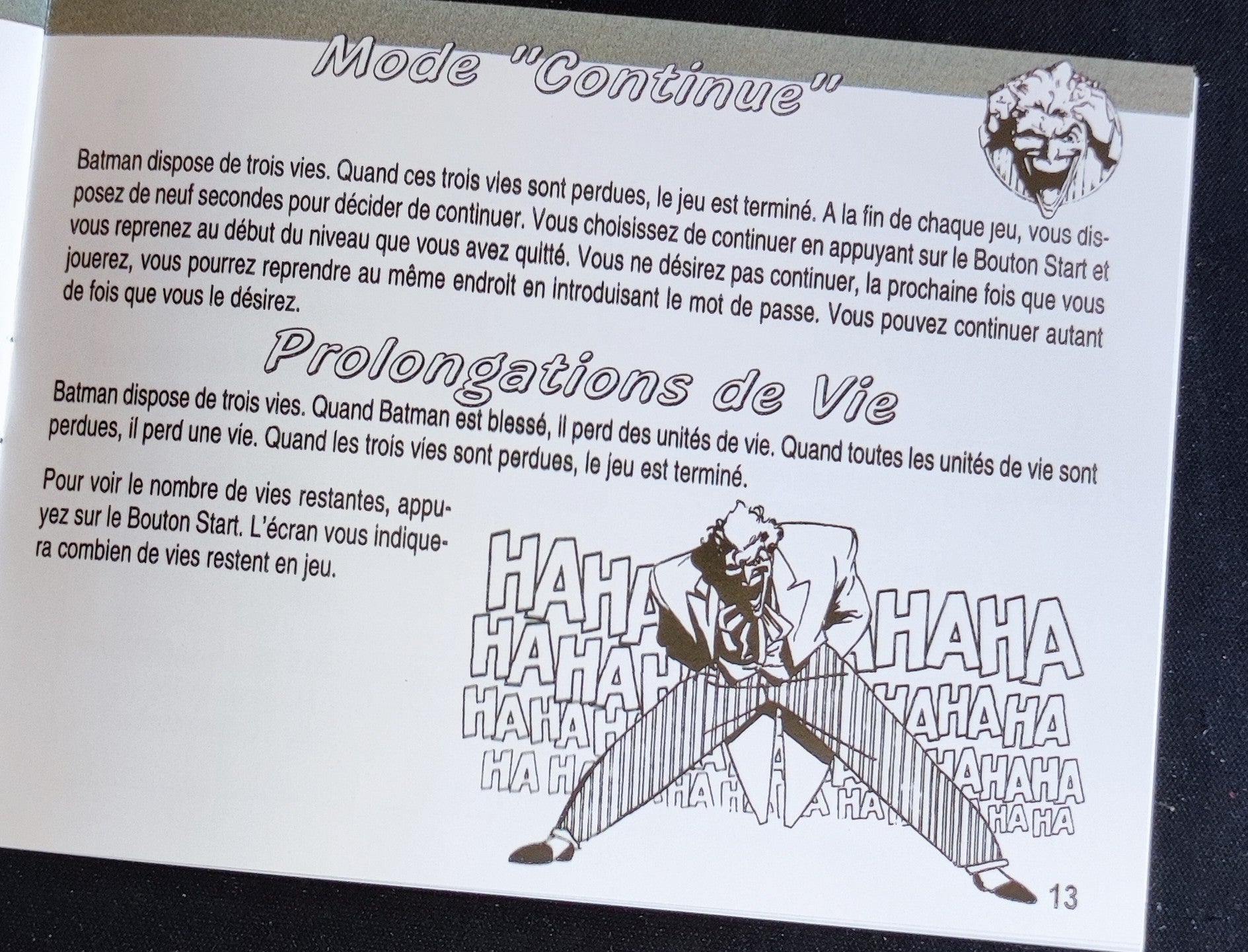 Affiche du jeu vidéo Batman : Return of the Joker pour NES, en français, avec logo et illustration de Batman sur fond coloré.